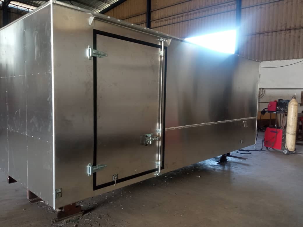 Aluminium box body with a side door, in the workshop
