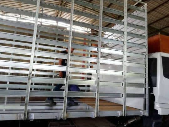 Lorry with a tall cargo body made of steel bars